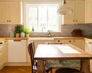 Imagem para o artigo: Farmhouse Kitchen Nightmare? Avoid These Cabinet Paint Colors!