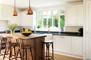 Imagem para o artigo: Farmhouse Kitchens After 40: Design Secrets for Timeless Style & Function