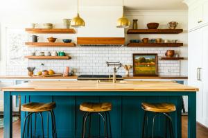 Imagem para o artigo: Farmhouse Kitchens: Is This Decor Mistake Aging Your Home? (Fix It!)