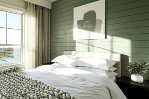 Imagem para o artigo: Shiplap: The Shocking Truth & Is It *Really* Worth The Hype?